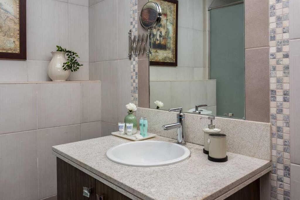 Higuests - Roomy Apt With Infinity Pool Close To Burj Khalifa Dubai Eksteriør bilde